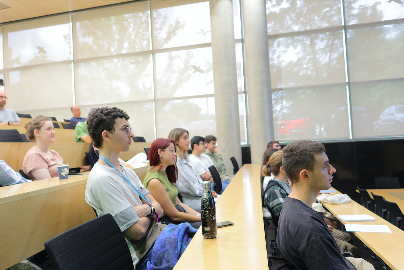 Estudiantes de prácticas en la reunión	