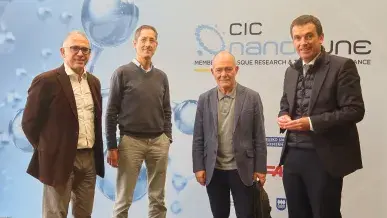 De izquierda a derecha: Adolfo Morais (viceconsejero), Jose M. Pitarke (Director General de nanoGUNE), Juan Ignacio Pérez (Consejero) y Javier Martínez Ojinaga (Presidente de nanoGUNE) Foto de la visita de la consejería de ciencia del Gobierno Vasco a CIC nanoGUNE en Diciembre de 2024