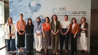Foto de grupo con el equipo de la Global Graphene Call y ganadoras de Mindsens