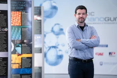 Fernando González-Zalba, leader of the Quantum Hardware group at nanoGUNE, and Minister Mikel Jauregi at Quantum Motion UK