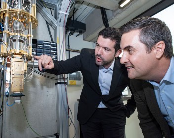 Fernando González-Zalba, leader of the Quantum Hardware group at nanoGUNE, and Minister Mikel Jauregi at Quantum Motion UK