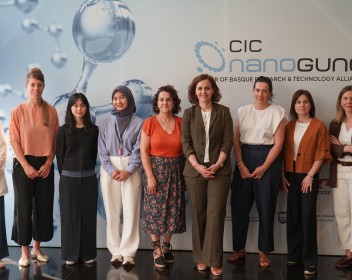 Foto de grupo con el equipo de la Global Graphene Call y ganadoras de Mindsens