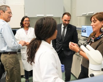 Nuria Montserrat, Minister for Universities and Research of Catalonia at nanoGUNE's Nanobiosystems laboratory